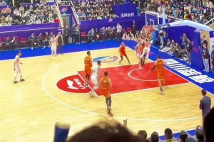 身高175的馬蘭維爾在CBA秀翻了，防守人伸腳也攔不住