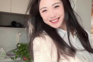 清純風！卓識身穿一件白色襯衣牛仔褲跳手勢舞：天氣好好~