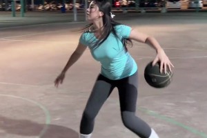 有沒走步？??野球場(chǎng)肘姐曬視頻：你看清我的腳步了嘛？