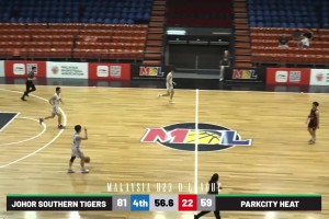 教練疑似拿戰(zhàn)術(shù)板襲擊女裁判，這是有意還是無意的??？