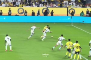 現(xiàn)場(chǎng)球迷實(shí)拍：C羅竭盡全力，但他的隊(duì)友們卻頻頻錯(cuò)失良機(jī)