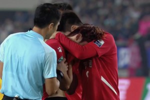 遺憾！南通隊球員李賢成失點丟冠后痛哭，主裁馬寧上前安慰