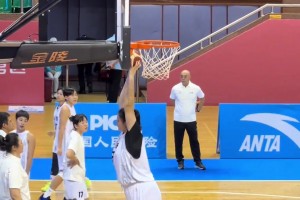 籃球從未如此簡(jiǎn)單！從張子宇跳球開(kāi)始比賽失去懸念！對(duì)手都笑了