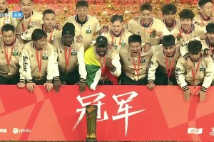 冠軍全家福??！中甲冠軍遼寧鐵人全隊(duì)與獎(jiǎng)杯合影留念