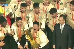 功不可沒??！遼寧鐵人冠軍教頭李金羽舉起中甲冠軍金杯