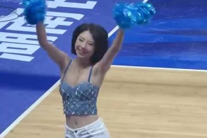 哇塞！NBL的啦啦隊姐姐也太美了，這顏值和身材真沒得說??