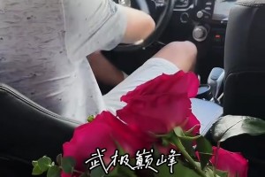 克萊接機女友～因為遲到了向女友梅根道歉！兄弟是真的很愛啊！