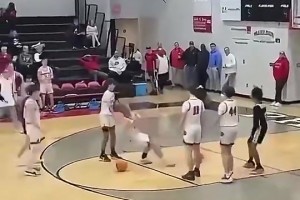 美國青少年籃球賽白人球員種族歧視，遭黑人球員一拳打昏迷??