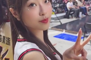 畫面喜感！最后時(shí)刻，泰倫-盧將戰(zhàn)術(shù)板交給助教范甘迪，自己站在一旁