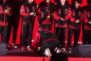 行大禮！重慶主帥張外龍向球員磕頭致謝