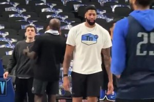 濃眉你這……看來不能怪東契奇，達(dá)拉斯這地方，誰來了都得胖！