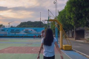 籃球網(wǎng)紅王露秀手感配文：艾特你朋友來完成這個一線天投籃！