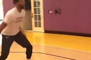 現(xiàn)在都胖成啥樣了！濃眉剛到湖人的時(shí)候，這個(gè)體型多完美?。? >
                                        </div>
                                    </div>
                                    <div   id=