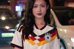 云姨穿上德國(guó)最新戰(zhàn)袍，成為街上的焦點(diǎn)??