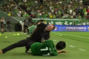 中超名場面：林良銘這次“誤撞”直接導(dǎo)致主帥蘇亞雷斯骨折??