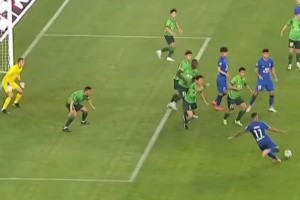 看著都疼！當年武漢三鎮(zhèn)vs北京國安，隊長于大寶用襠部舍身堵槍眼