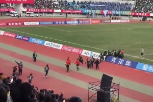 臥槽！9人涼山3-3遭樂山絕平，賽后涼山球員飛踹裁判??