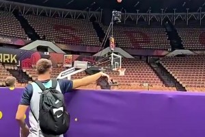 逆天球感??東契奇此前從觀眾席扔進(jìn)超遠(yuǎn)三分！隊(duì)友看傻認(rèn)輸了