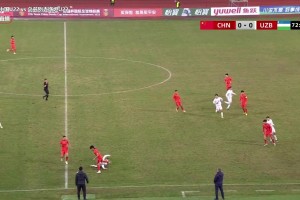 失去理智！汪士欽拉倒對手后又上手推，替補上場被直紅罰下