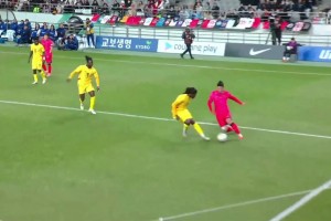 黃喜燦禁區(qū)閃展騰挪過人造點，可惜親自主罰點球被撲