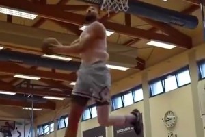 只打了3場(chǎng)就傷了…湖人前鋒克萊伯休賽期還擱那秀大風(fēng)車暴扣呢…