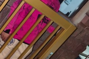 王大雷守了一輩子的門(mén)，沒(méi)想到被門(mén)夾了~！還被閃光燈懟著臉！