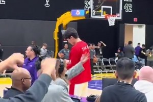 此前南灣湖人小球迷比手勢嘲諷楊瀚森，小楊一笑而過不予理會！