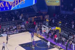 有點(diǎn)尷尬！詹姆斯賽前練習(xí)底角三分，怒砸籃板側(cè)邊沿！