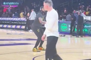 這手感一言難盡！詹姆斯賽前熱身三分，有一半的打鐵！