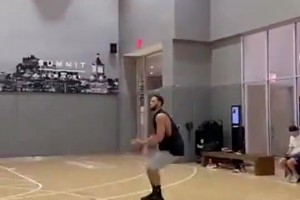 沒人吃你這套了??本·西蒙斯休賽期還苦練三分，到現(xiàn)在都沒合同