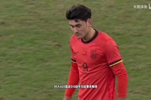 國足主帥邵佳一和凱均在現(xiàn)場目睹汪士欽直紅，國足全場僅1腳射門