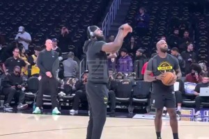 直播吧現(xiàn)場直擊：詹姆斯賽前罰球訓(xùn)練，今日將迎來復(fù)出