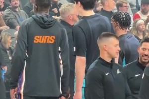 兄弟，一路平安！楊瀚森賽前和馬盧阿奇合影，中間球迷穿夏普球衣