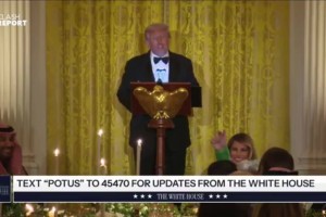 特朗普不太確定C羅坐在哪里，有人立即指向C羅，現(xiàn)場(chǎng)響起掌聲！