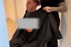 太悶騷啦！理發(fā)師給帕爾默戴上了義乳，帕爾默還自己捏了捏??