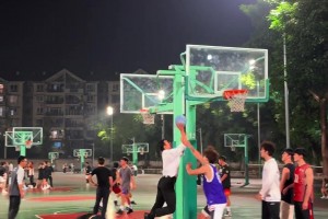 西裝暴徒！老球痞曬野球場進球視頻配文：跟年輕人打的就是爽