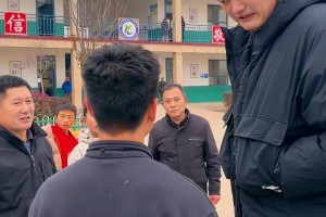 感受一下姚式幽默！姚明在河北探訪與籃球隊小球員聊天逗樂