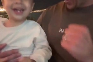 阿根廷奪得世界杯后格策抱著兒子激動(dòng)慶祝??