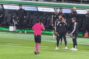 歧視亞洲人？全北阿根廷助教疑似對(duì)裁判“拉眼角”動(dòng)作？！