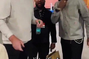 湖人爵士賽后，爵士名宿奧庫帶著孩子與詹姆斯合影！