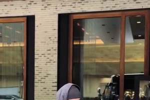 “火箭客場戰(zhàn)勝騎士，賽前杜蘭特為等候在酒店外的球迷簽名...