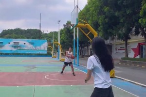 火箭客場戰(zhàn)勝騎士，賽前杜蘭特為等候在酒店外的球迷瘋狂簽名~